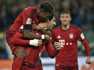 Javi Martínez comemora gol com Alaba e Thomas Müller ao fundo Bayern de Munique contra Schalke 04 (Foto: AP Photo/Martin Meissner)