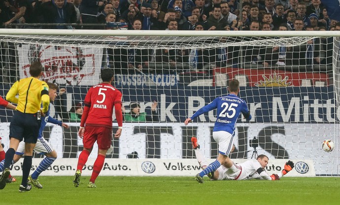 Neuer pula, mas não acha bola gol Schalke x Bayern de Munique (Foto: EFE/EPA/MAJA HITIJ)