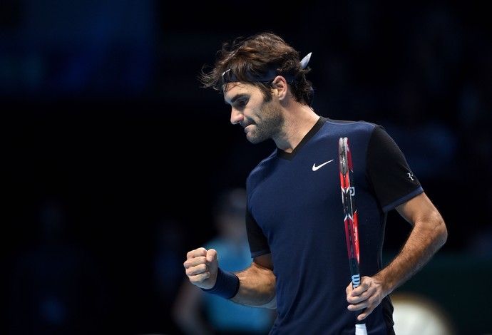 Invicto, Roger Federer conqyuista terceira vitória seguida e termina fase na liderança de sua chave em Londres (Foto: Reuters / Tony O'Brien)