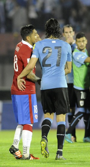 Jara e Cavani conversam depois de Uruguai x Chile (Foto: Sandro Pereyra/STR)