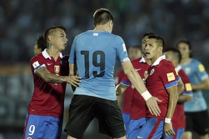 Alexis Sánchez encara Coates, contido por Vargas Uruguai x Chile (Foto: AP Photo/Victor R. Caivano)