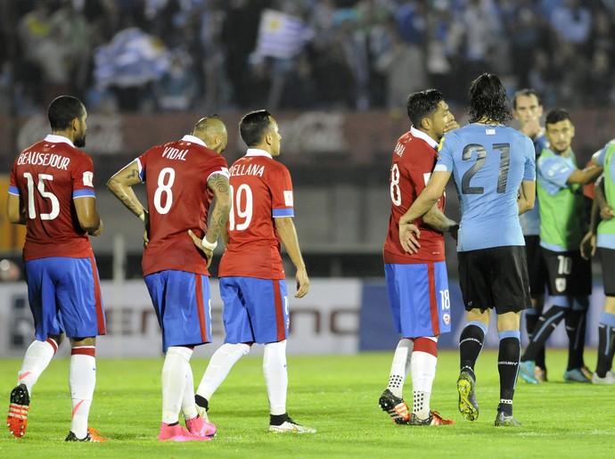 Jara e Cavani conversam depois de Uruguai x Chile (Foto: Sandro Pereyra/STR)