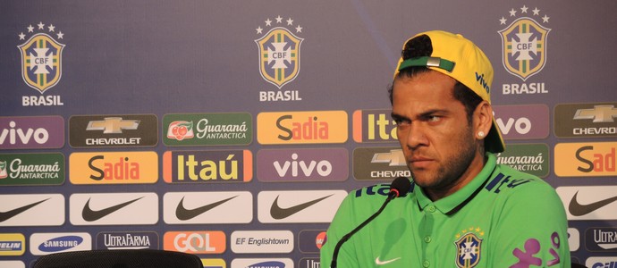 Daniel Alves coletiva (Foto: Alexandre Lozetti)