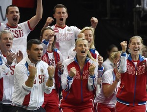 Sharapova se une aos outros representantes de sua equipe para torcer pela Rússia na Fed Cup (Foto: Divulgação/Fed Cup)