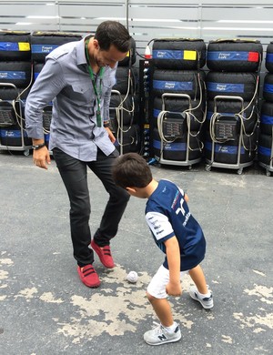 Vascaíno, Nenê joga futebol no paddock com Felipinho Massa (Foto: David Abramvezt)