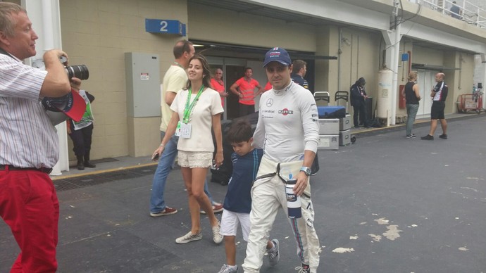 Felipe Massa e a esposa Anna Raffaela Bassi com o filho Felipinho no paddock de Interlagos (Foto: Felipe Siqueira)