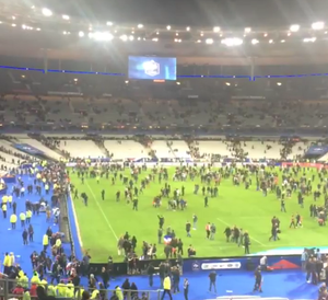 Torcida gramado Stade de France atentado (Foto: Reprodução)