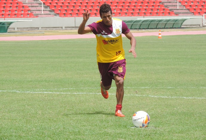 Maranhense da capital, meia Válber já coseguiu três acessos para à Série A do Brasileiro (Foto: Sampaio / Divulgação)