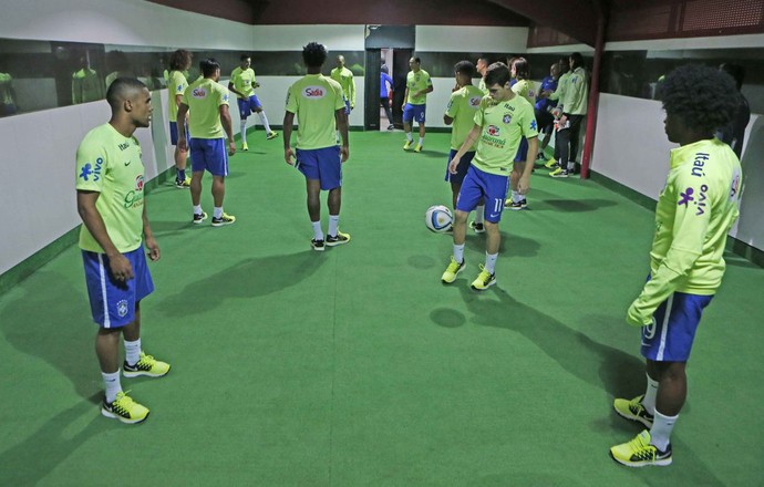 Jogadores seleção brasil Monumental após a chuva (Foto: Divulgação)