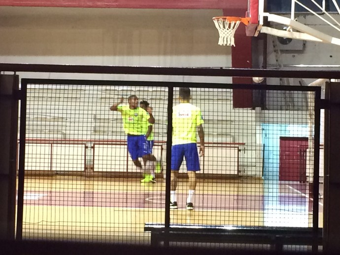 Douglas Costa basquete treino Brasil Monumental (Foto: Alexandre Lozetti)