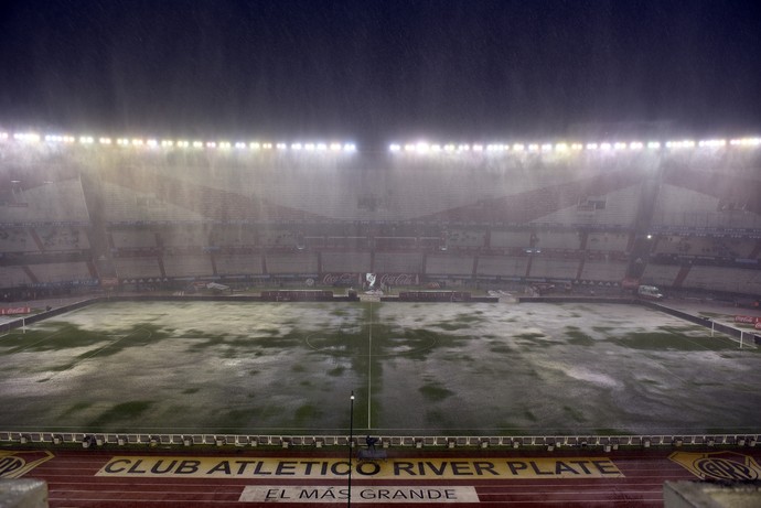 Chuva Monumental brasil x Argentina (Foto: EFE)