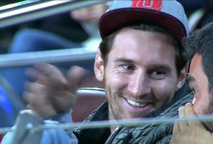 Messi acompanha jogo no Camp Nou (Foto: GloboEsporte.com)