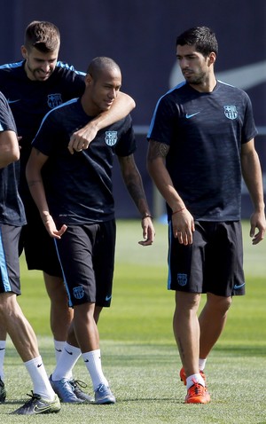 Neymar e Piqué treino do Barcelona (Foto: Sergio Perez / Reuters)