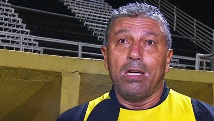 Gilberto Pereira, técnico interino do Atlético-GO (Foto: Reprodução/Premiere)