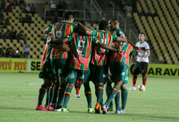 Sampaio bateu o Atlético-GO, na noite desta terça-feira, no Estádio Castelão (Foto: Biamam Prado / O Estado)