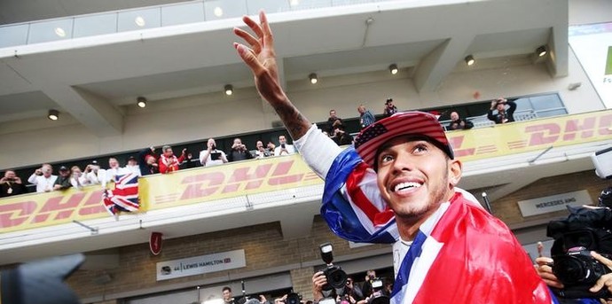 Fotógrafos registram comemoração de título de Lewis Hamilton após vitória no GP dos EUA (Foto: Reuters)