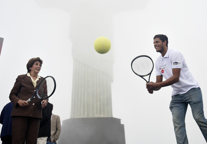 Maria Esther Bueno e Feijão ação Rio Open no Cristo Redentor (Foto: André Durão)