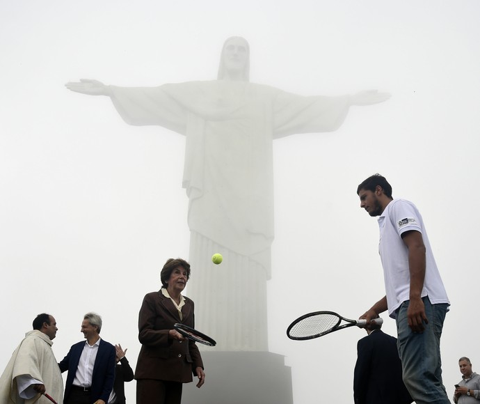 Maria Esther Bueno e Feijão ação Rio Open no Cristo Redentor (Foto: André Durão)