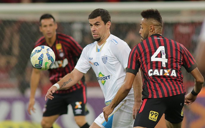 wellington e andré lima atlético-pr x avaí arena da baixada (Foto: Giuliano Gomes/PR Press)