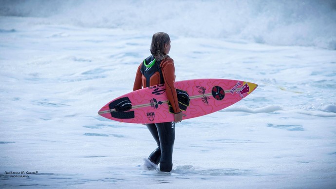 Maya Gabeira surfe nazaré (Foto: Guilherme Soares/Divulgação)