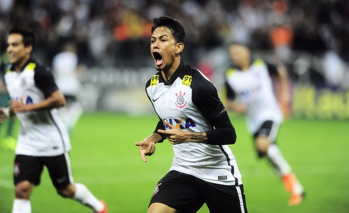 Lucca comemora gol do Corinthians (Foto: Marcos Ribolli)