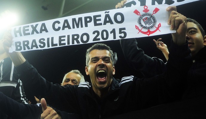 Torcedor do Corinthians comemora com faixa de hexacampeão (Foto: Marcos Ribolli)