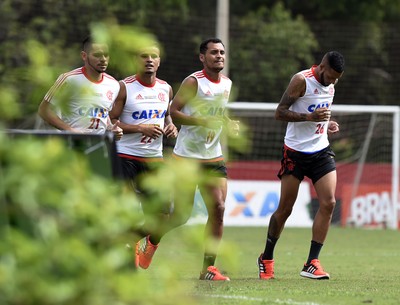 Afastados, jogadores do Flamengo treinam no ninho do Urubu (Foto: André Durão)