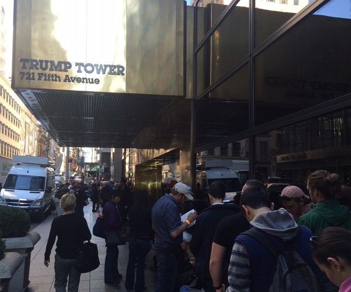 Fila na porta da Trump Tower (casa do Marin) - lançamento livro de Donald Trump (Foto: Martin Fernandez)