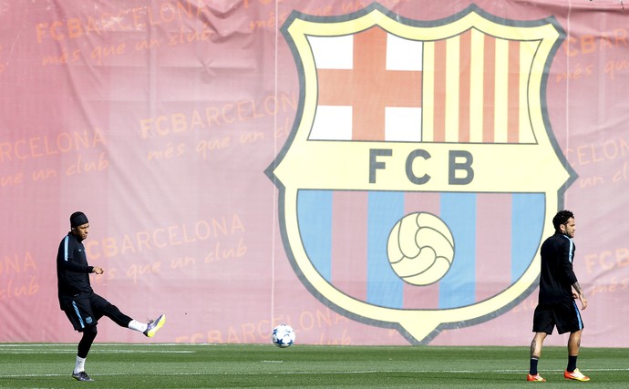 Daniel Alves e Neymar Barcelona (Foto: Reuters)