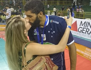 Wallace, do Cruzeiro, com a esposa (Foto: Rafael Araújo)