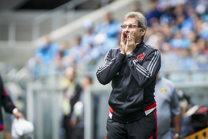 Oswaldo de Oliveira durante Fla x Grêmio (Foto: JEFERSON GUAREZE/FUTURA PRESS/FUTURA PRESS/ESTADÃO CONTEÚDO)