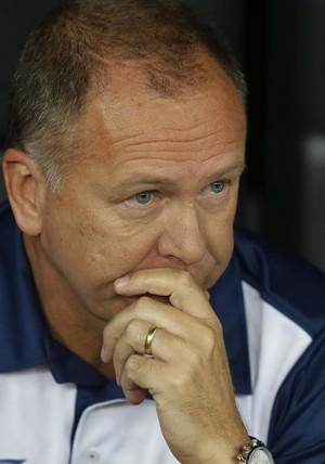 Mano Menezes observa a equipe em campo (Foto: Marcelo Regua/Light Press)