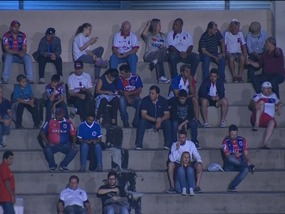 paraná x macaé jogo vila capanema série b brasileiro (Foto: reprodução/Premiere)