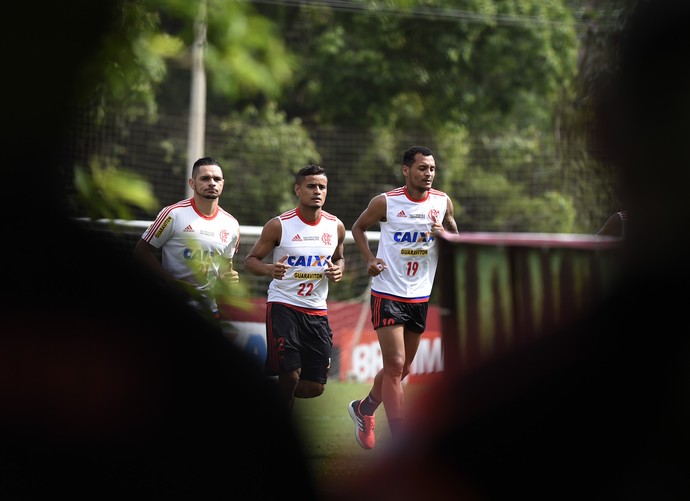 Afastados, jogadores do Flamengo treinam no ninho do Urubu (Foto: André Durão)