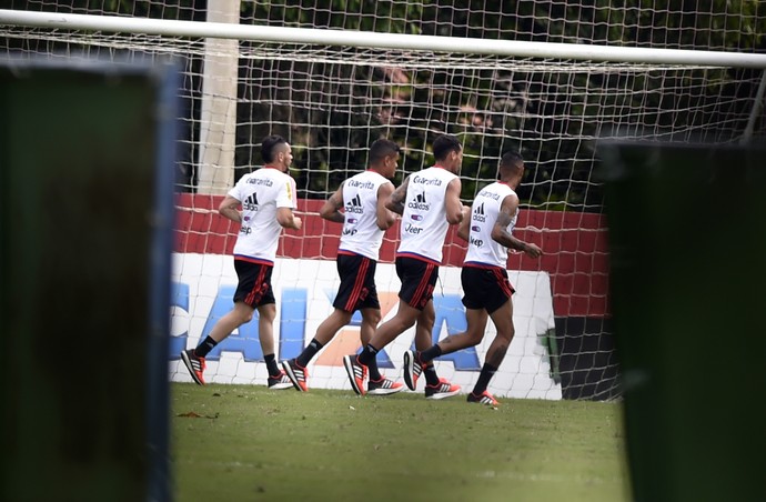 Afastados, jogadores do Flamengo treinam no ninho do Urubu (Foto: André Durão)