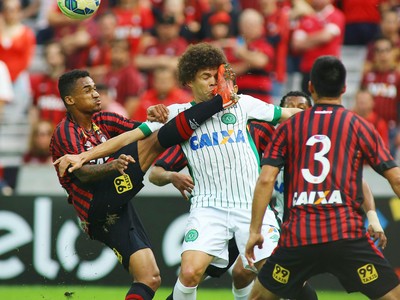 Lateral-direito Eduardo Atlético-PR Chapecoense (Foto: Giuliano Gomes/PR Press)