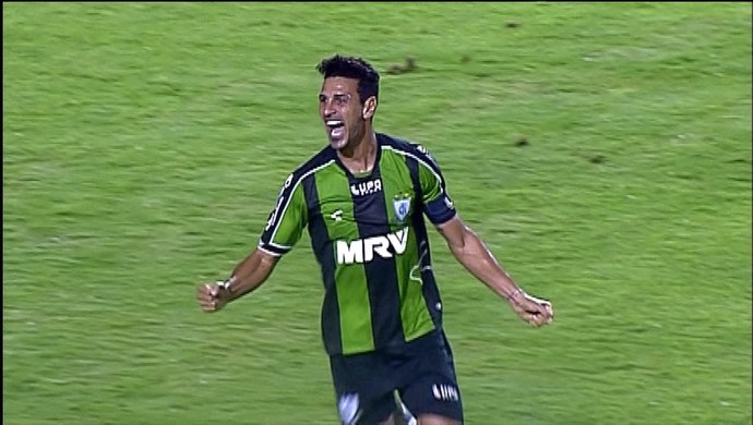 Leandro Guerreiro comemora seu gol na vitória do América-MG (Foto: Reprodução/Premiere)