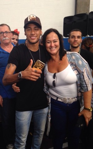 Neymar e mãe Nadine, praia grande (Foto: Antonio Marcos)