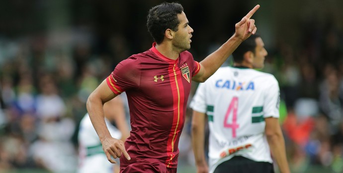 Alan Kardec gol coritiba x são paulo (Foto: Giuliano Gomes/Estadão Conteúdo)