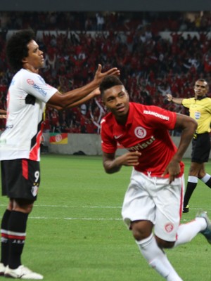 Vitinho marca contra o Joinville (Foto: Diego Guichard)