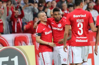 Vitinho agradece D'Alessandro por assistência (Foto: Diego Guichard)