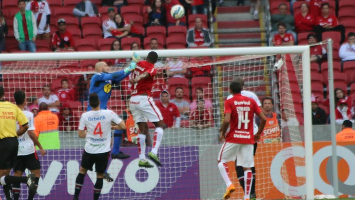 Juan tenta de cabeça contra o Joinville (Foto: Diego Guichard)