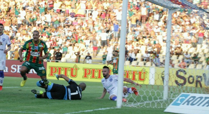 Lance do gol de Jheimy do Sampaio contra o Paysandu (Foto: Biaman Prado / O Estado)