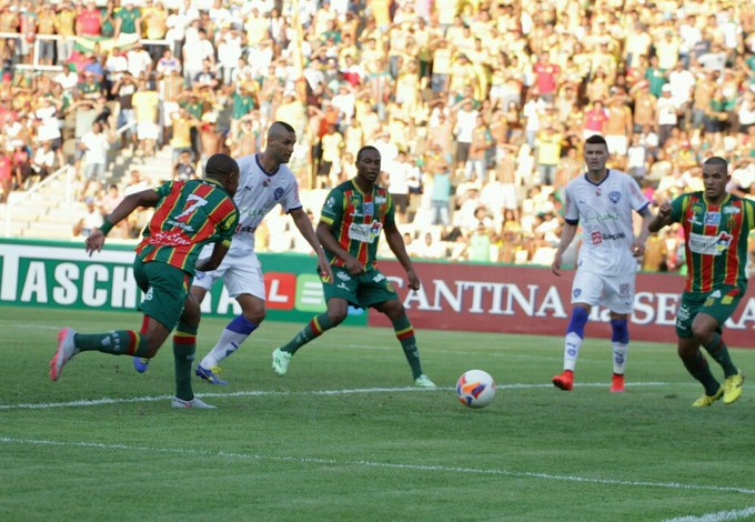 Sampaio e Paysandu jogam no Estádio Castelão  (Foto: Biaman Prado / O Estado)