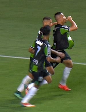 Bryan comemora seu gol dedicando à sua esposa, que está grávida (Foto: Reprodução/Premiere)