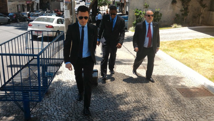 Eduardo Carlezzo, cosultor jurídico da Liga, e Delfim Peixoto, vice da CBF, reunião Sul-Minas-Rio (Foto: Vicente Seda)