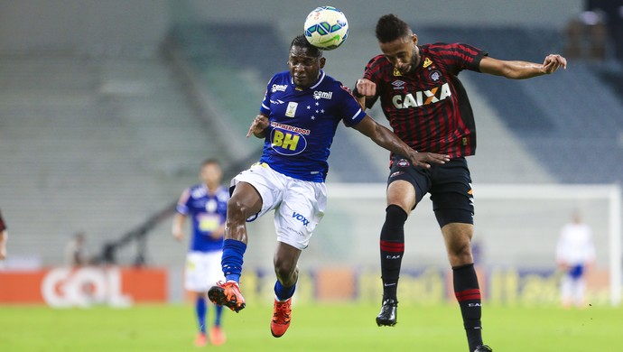 Willians disputa bola pelo alto (Foto: Geraldo Bubniak/LightPress/Cruzeiro)