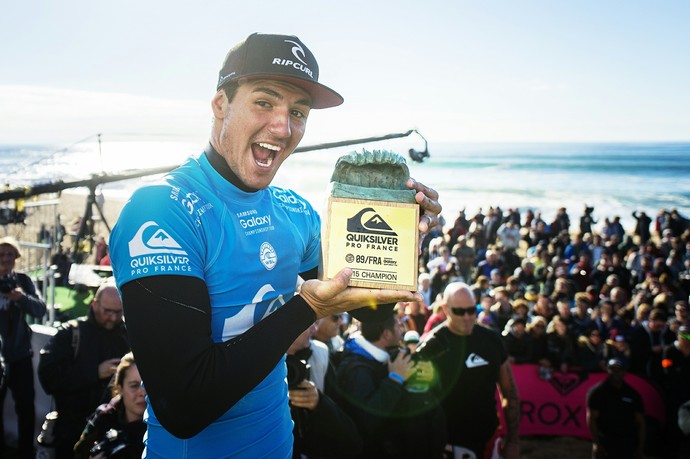 Gabriel Medina exibe troféu da etapa de hossegor, na França (Foto: Divulgação)