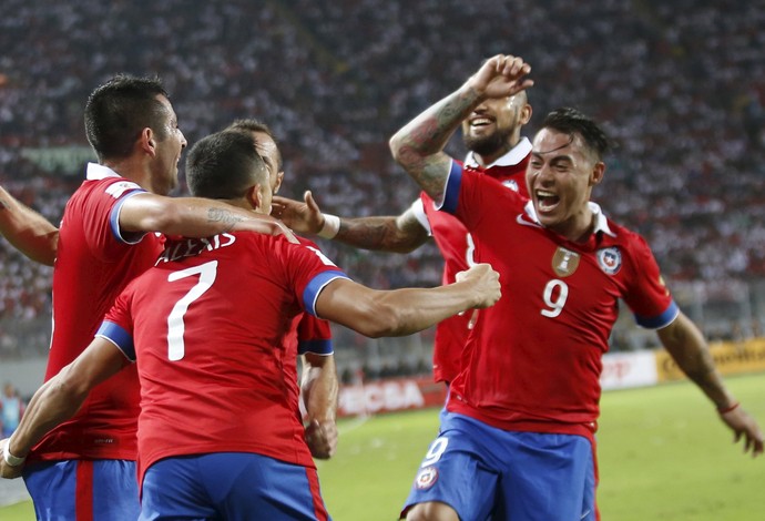 Sanchez Vargas gol Chile x Peru eliminatorias (Foto: Reuters)