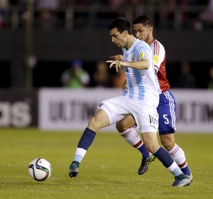 Javier Pastore Paraguai x Argentina eliminatórias (Foto: Reuters)